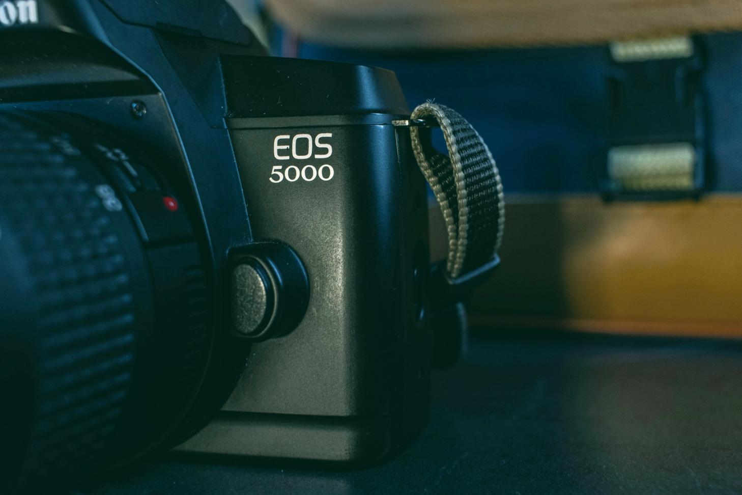 Студенти працюють з професійним обладнанням під час практичного заняття з відеозйомки