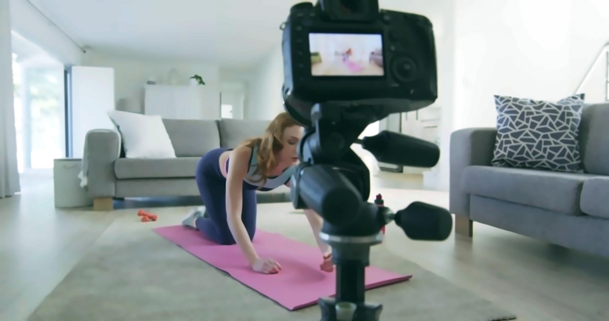 Викладач демонструє роботу з камерою студентам під час практичного заняття